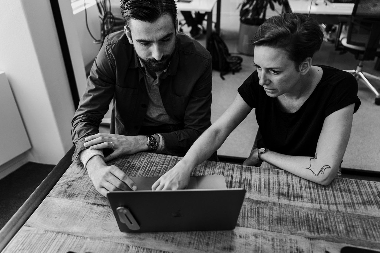 Florien Cramwinckel en collega analyseren
        samen aan een laptop