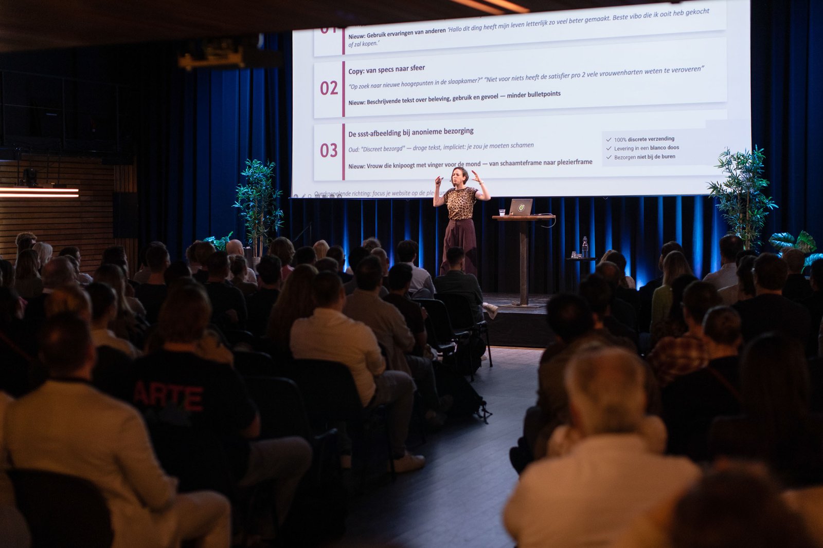 Florien Cramwinckel presenteert op een podium